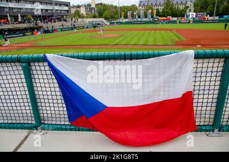 Regensburg, Baviera, Germania. 18th Set, 2022. La bandiera ceca ondeggia nel vento durante il qualificatore World Baseball Classic contro la Francia nella Armin Wolf Baseball Arena di Ratisbona, Germania. (Credit Image: © Kai Dambach/ZUMA Press Wire) Foto Stock