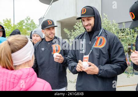 Regensburg, Baviera, Germania. 18th Set, 2022. I membri della nazionale tedesca di baseball firmano autografi per i bambini durante la partita Francia-Repubblica Ceca nel qualificatore World Baseball Classic all'Armin Wolf Baseball Arena di Ratisbona, Germania. (Credit Image: © Kai Dambach/ZUMA Press Wire) Foto Stock