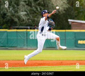 Regensburg, Baviera, Germania. 18th Set, 2022. Francia il terzo baseman YEIXON RUIZ (2) si lancia al primo posto nella qualificazione World Baseball Classic contro la Repubblica Ceca nella Armin Wolf Baseball Arena di Ratisbona, Germania. (Credit Image: © Kai Dambach/ZUMA Press Wire) Foto Stock