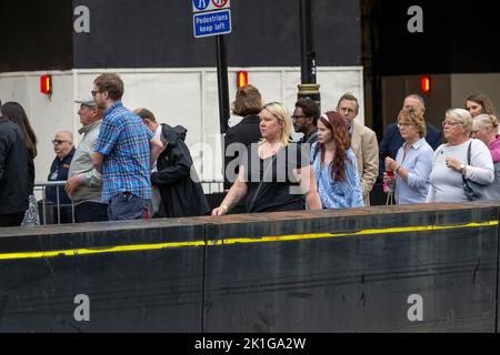 Londra, Regno Unito. 15th Set, 2022. I visitatori aspettano di vedere la bara della Regina. Una grande folla di pianatori visita la Westminster Hall per vedere la caffetteria della Regina. (Credit Image: © Ian Davidson/SOPA Images via ZUMA Press Wire) Foto Stock