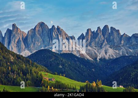 Valle Funes in montagna Dolomiti di notte. Stelle e chiaro di luna sulla catena montuosa di Odle Foto Stock