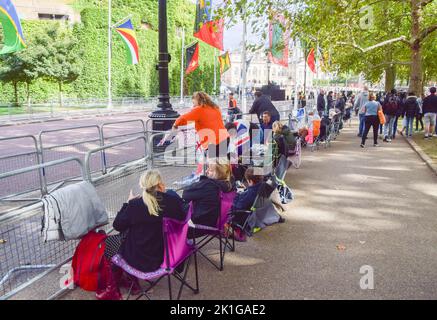 Londra, Regno Unito. 18th Set, 2022. I pianti aspettano su Horse Guards Road. Centinaia di pianatori hanno allestito tende, letti improvvisati e posti a sedere per le strade di Westminster alla vigilia del funerale statale della Regina per garantire loro la migliore vista. Credit: Vuk Valcic/Alamy Live News Foto Stock