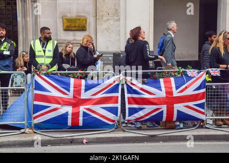 Londra, Regno Unito. 18th Set, 2022. I pianti aspettano su Whitehall. Centinaia di pianatori hanno allestito tende, letti improvvisati e posti a sedere per le strade di Westminster alla vigilia del funerale statale della Regina per garantire loro la migliore vista. Credit: Vuk Valcic/Alamy Live News Foto Stock