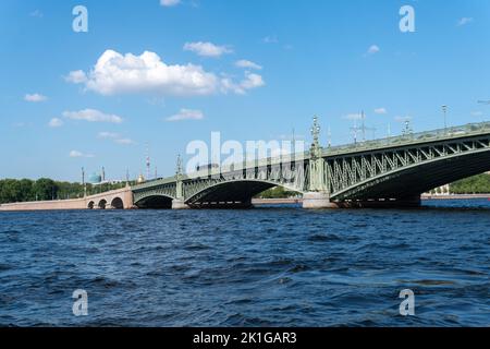 RUSSIA, PIETROBURGO - 20 AGOSTO 2022: petersburg neva russia ponte sul fiume san città architettura palazzo, per la notte del cielo in pietro e viaggio san, città Foto Stock