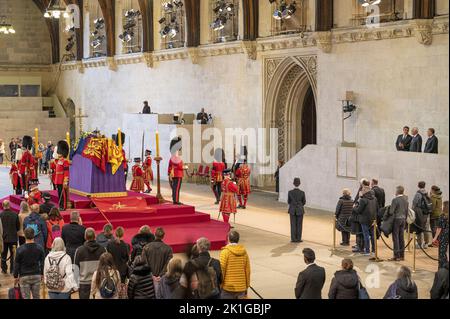 Londra, Regno Unito. 18th Set, 2022. I membri del pubblico pagano i loro rispetti mentre archiviano oltre la bara drappeggiato dalla bandiera della regina Elisabetta II mentre l'ex monarca si trova nello stato nella Westminster Hall, all'interno del Palazzo di Westminster, a Londra, domenica 18 settembre 2022. Foto di Annabel Moeller/UK Parliament/UPI Credit: UPI/Alamy Live News Foto Stock