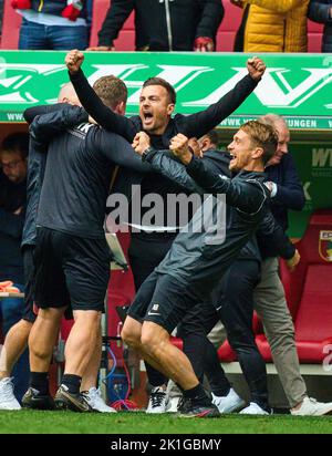 Enrico Maassen, allenatore della FCA, team manager, festeggia la partita FC AUGSBURG - FC BAYERN MUENCHEN 1-0 1.German Football League il 17 settembre 2022 ad Augusta, Germania. Stagione 2022/2023, giorno 7, 1.Bundesliga, 7.Spieltag © Peter Schatz / Alamy Live News - LE NORMATIVE DFL VIETANO QUALSIASI USO DI FOTOGRAFIE come SEQUENZE DI IMMAGINI e/o QUASI-VIDEO - Foto Stock