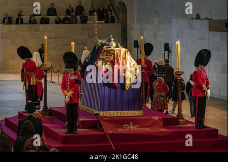 Londra, Regno Unito. 18th Set, 2022. I membri del pubblico pagano i loro rispetti mentre archiviano oltre la bara drappeggiato dalla bandiera della regina Elisabetta II mentre l'ex monarca si trova nello stato nella Westminster Hall, all'interno del Palazzo di Westminster, a Londra, domenica 18 settembre 2022. Foto di Annabel Moeller/UK Parliament/UPI Credit: UPI/Alamy Live News Foto Stock