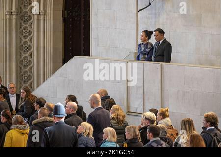 Londra, Regno Unito. 18th Set, 2022. Le delegazioni ufficiali rassegnano il loro omaggio alla bara della Regina Elisabetta II, mentre l'ex monarca si trova nella Westminster Hall, all'interno del Palazzo di Westminster, a Londra, domenica 18 settembre 2022. Foto di Annabel Moeller/UK Parliament/UPI Credit: UPI/Alamy Live News Foto Stock