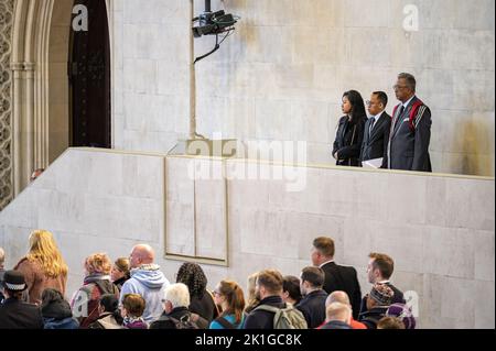 Londra, Regno Unito. 18th Set, 2022. Le delegazioni ufficiali rassegnano il loro omaggio alla bara della Regina Elisabetta II, mentre l'ex monarca si trova nella Westminster Hall, all'interno del Palazzo di Westminster, a Londra, domenica 18 settembre 2022. Foto di Annabel Moeller/UK Parliament/UPI Credit: UPI/Alamy Live News Foto Stock