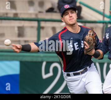 Regensburg, Baviera, Germania. 18th Set, 2022. Il terzo bassista DELLA Repubblica Ceca FILIP SMOLA (16) tira fuori un corridore francese nel qualificatore World Baseball Classic nella Armin Wolf Baseball Arena di Regensburg, Germania. (Credit Image: © Kai Dambach/ZUMA Press Wire) Foto Stock