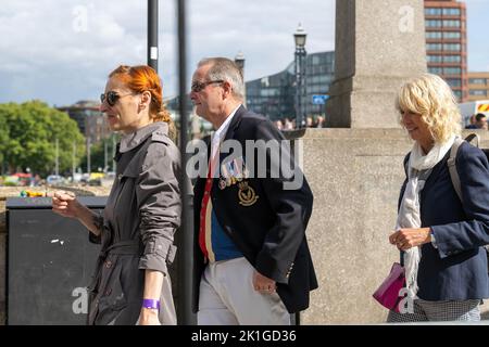L'uomo con medaglie e corpetto con bandiera di Unione attende in coda sul Ponte Lamberth per vedere la bara della Regina. Una grande folla di pianatori visita la Westminster Hall per vedere la caffetteria della Regina. (Foto di Ian Davidson / SOPA Images/Sipa USA)
