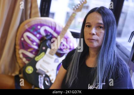 Chris B, fondatore della Fondazione musicisti e promotore di musica alternativa, fotografato a Hong Kong. B dice Hong KongHH Covid-19 politiche di distensione sociale stanno danneggiando l'industria locale della musica. 14SEP22 SCMP / K. Y. CHENG Foto Stock