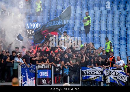 Roma, Italia. 18th Set, 2022. Gli appassionati di Atalanta si rallegrano durante la Serie A Football Match tra AS Roma e Atalanta BC allo stadio Olimpico di Roma (Italia), 18th settembre 2022. Foto Andrea Staccioli/Insidefoto Credit: Insidefoto di andrea staccioli/Alamy Live News Foto Stock