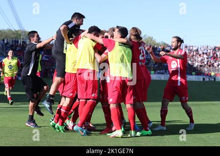 Christian Gytkjaer dell'AC Monza festeggia dopo aver segnato il primo gol della sua squadra con i compagni di squadra durante la Serie A match beetween AC Monza e Juventus FC all'UPOWER Stadium il 18 settembre 2022 a Monza Italia . Foto Stock