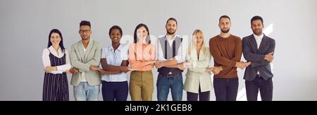 Ritratto di gruppo di successo di persone in piedi insieme in fila e tenendo le mani. Foto Stock