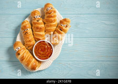 Le salsicce mummy spaventano Halloween festa decorazione alimentare avvolto in pasta Foto Stock