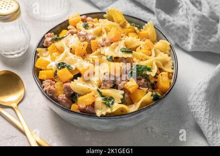 Pasta con salsiccia, spinaci e zucca Foto Stock