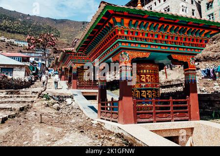 Nepal, Namche Bazaar - 24 aprile 2019. Sulla strada per Namche Bazaar, Himalaya Foto Stock