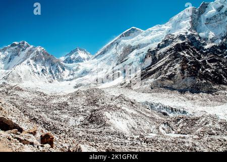 L'epico ghiacciaio di Khumbu sulla strada per l'Everest base Camp nelle montagne Himalaya. Percorso escursionismo EBS. Foto Stock