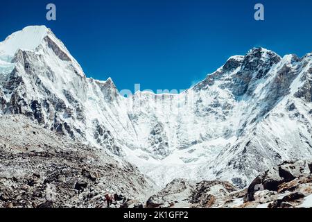 L'epico ghiacciaio di Khumbu sulla strada per l'Everest base Camp nelle montagne Himalaya. Percorso escursionismo EBS. Foto Stock