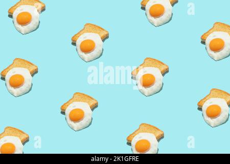 Modello di cibo creativo senza cuciture. Uova fritte e toast su sfondo blu. Concetto minimo Foto Stock