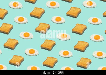 Modello di cibo creativo senza cuciture. Uova fritte e toast su sfondo blu. Divertente concetto di colazione colorata. Foto Stock