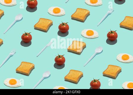 Modello di cibo creativo senza cuciture. Toast, uova, pomodori e utensili da cucina di plastica su sfondo blu. Colazione divertente e colorata. Foto Stock
