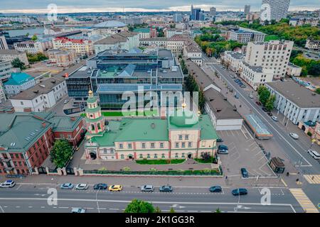 Kazan, Russia. Settembre 10, 2022. Chiesa della discesa dello Spirito Santo nel centro di Kazan. Chiesa ortodossa in stile barocco. Pietra miliare architettonica di Kazan Foto Stock