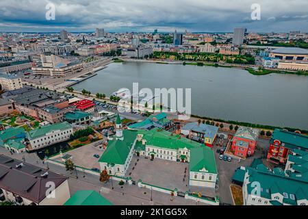 Vecchio quartiere Tatar. Tradizionale quartiere Tatar sulla riva del lago Kaban a Kazan. Vista sulla Moschea di al-Marjani. Vista dall'alto. Foto Stock