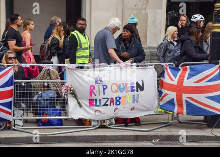 Londra, Inghilterra, Regno Unito. 18th Set, 2022. I pianti aspettano su Whitehall. Centinaia di pianatori hanno allestito tende, letti improvvisati e posti a sedere per le strade di Westminster alla vigilia del funerale statale della Regina per garantire loro la migliore vista. (Credit Image: © Vuk Valcic/ZUMA Press Wire) Foto Stock