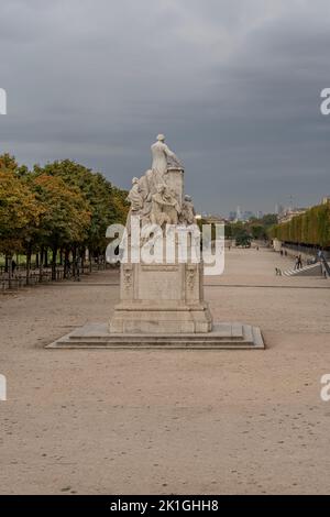 Giardino delle Tuileries. Vista della scultura di Jules traghetto nel parco e la Defense edifici dietro Foto Stock