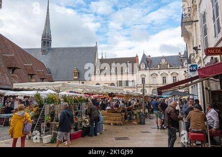 Acquirenti nel mercato Halle De Beaune a Beaune, Borgogna Francia. Foto Stock