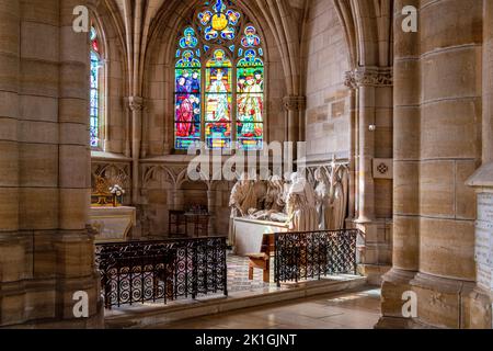 L'alter e la statua all'interno della Basilica Notre Dame de l'epine a Marne Nord Est Francia. Foto Stock