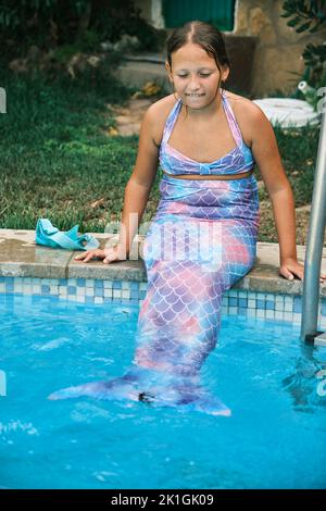 una ragazza in costume da sirena Foto Stock