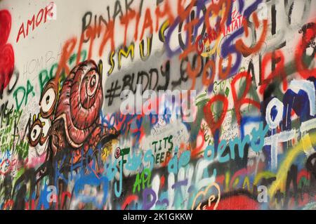 Un primo piano di graffiti colorati sul muro di John Lennon a Praga, Repubblica Ceca Foto Stock