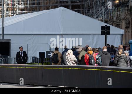 Westminster, Londra, Regno Unito. 18th Settembre 2022. I pianatori raggiungono il Palazzo di Westminster dopo essere stati in coda durante la notte per vedere sua Maestà la Regina sdraiata nello Stato nella Westminster Hall. Molti di loro portavano coperte dopo una notte fredda, ma erano molto felici di avvicinarsi al Palazzo di Westminster per rendere i loro ultimi rispetti alla Regina Elisabetta II prima che il suo funerale si svolesse domani. Credit: Maureen McLean/Alamy Live News Foto Stock