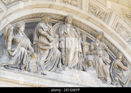 Scultura d'ingresso del Municipio di Leeds Foto Stock