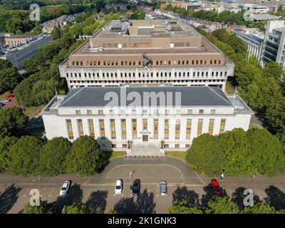 Cardiff, Galles - Settembre 2022: Veduta aerea dei principali uffici amministrativi del governo gallese nel Cathays Park, nel centro civico della città Foto Stock