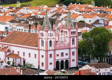 Vista della città con la cattedrale rosa Santissimo Salvador da se Chiesa dall'Outeiro da memoria, in Angra do Heroismo, Terceira Island, Azzorre, Portogallo. Foto Stock