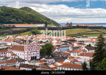 Vista della città con il Monte Brasil e la cattedrale Santissimo Salvador da se Chiesa dall'Outeiro da memoria, in Angra do Heroismo, Terceira Isola, Azzorre, Portogallo. Foto Stock