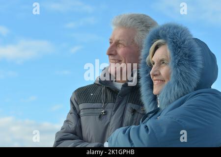 Bella donna anziana sorridente contro il cielo Foto Stock