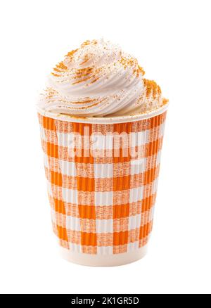 Una zucca Spice latte con panna montata in una tazza monouso su sfondo bianco Foto Stock