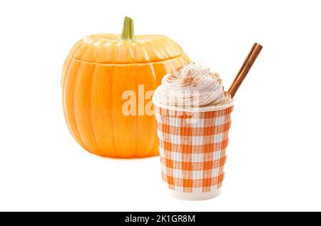 Una zucca Spice latte con panna montata in una tazza monouso su sfondo bianco Foto Stock