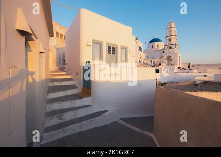 Pyrgos, Grecia - 12 2022 settembre: La tradizionale cupola blu Greco Ortodossa Santa Chiesa della Trasfigurazione del Salvatore durante l'ora d'oro in th Foto Stock