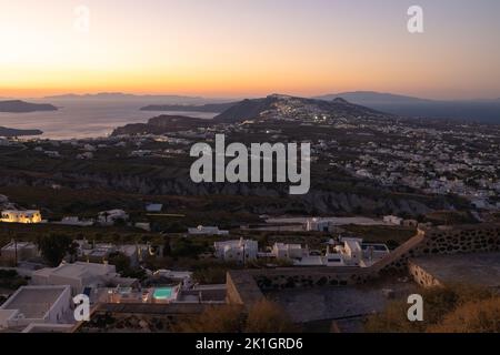 Vista sulla città e sulla campagna di Thera, la capitale di Santorini, nelle isole greche della Grecia, su una collina di roccia vulcanica durante la sua colorita Foto Stock
