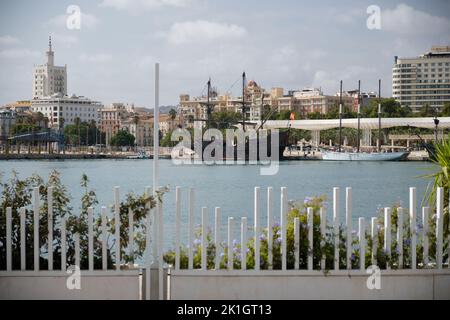 Galeon Andalucia e Pascual Flores ormeggiati al porto di Malaga, Spagna. Foto Stock