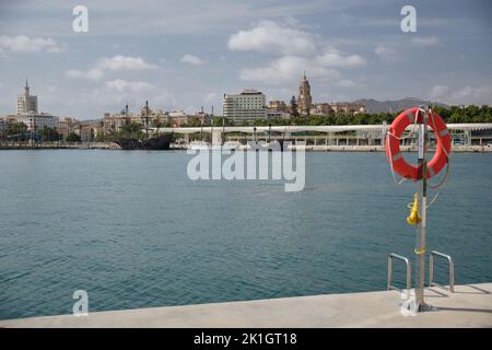 Tre repliche di vecchie navi a vela, Nao Victoria , Galeon Andalucia, Pascual Flores, ormeggiate nel porto di Malaga, Andalusia, Spagna Foto Stock