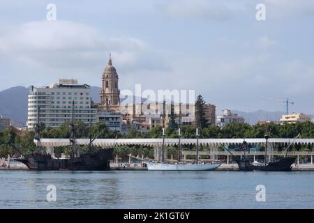 Tre repliche di vecchie navi a vela, Nao Victoria , Galeon Andalucia, Pascual Flores, ormeggiate nel porto di Malaga, Andalusia, Spagna Foto Stock