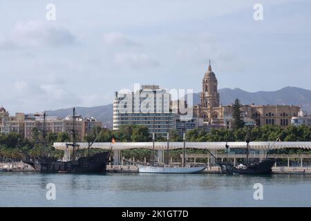 Tre repliche di vecchie navi a vela, Nao Victoria , Galeon Andalucia, Pascual Flores, ormeggiate nel porto di Malaga, Andalusia, Spagna Foto Stock