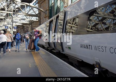 I passeggeri che scenderanno da un treno Avanti West Coast Pendolino sono appena arrivati alla stazione centrale di Glasgow, Scozia, Regno Unito Foto Stock